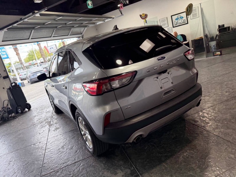 Ford Escape Vehicle Full-screen Gallery Image 25