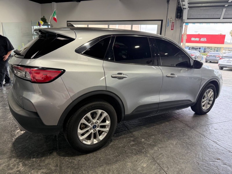 Ford Escape Vehicle Full-screen Gallery Image 28