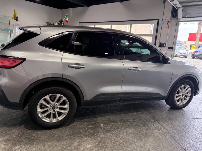 Ford Escape Vehicle Full-screen Gallery Image 30