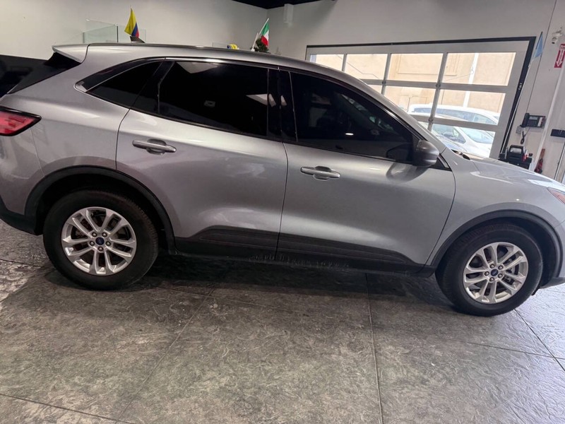 Ford Escape Vehicle Full-screen Gallery Image 32