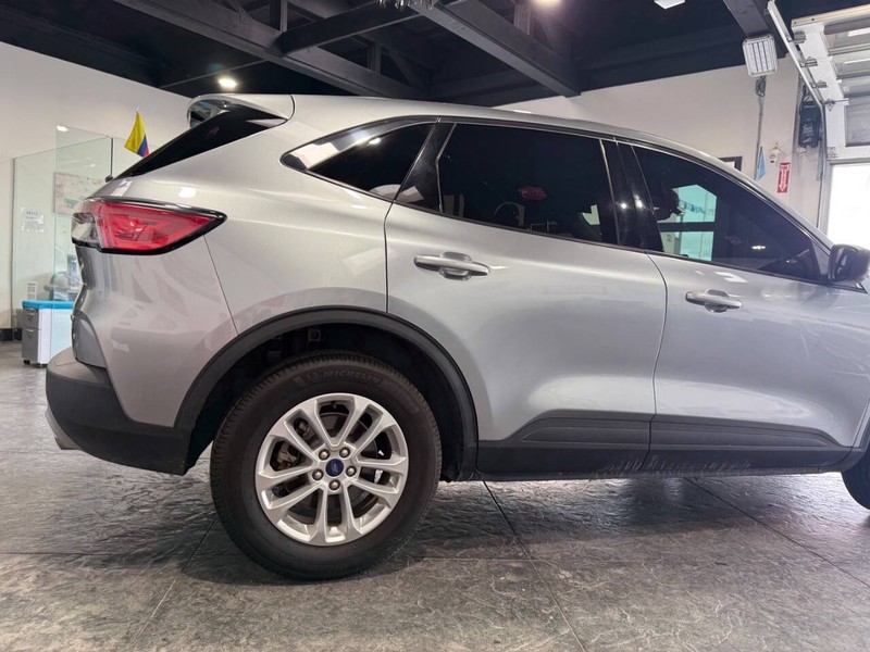 Ford Escape Vehicle Full-screen Gallery Image 43