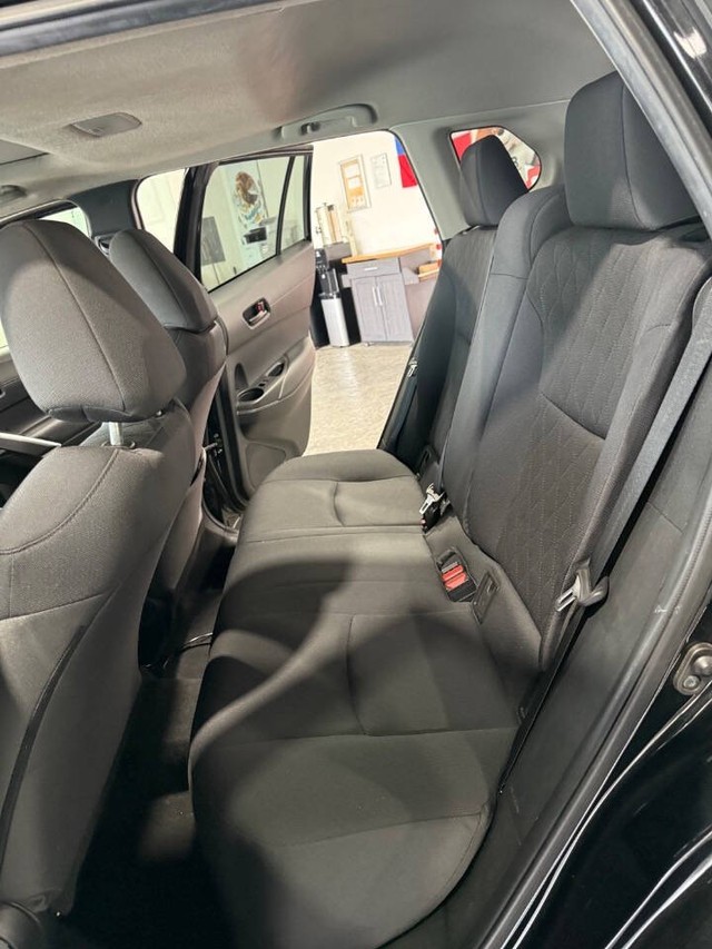 Toyota Corolla Cross Vehicle Full-screen Gallery Image 40
