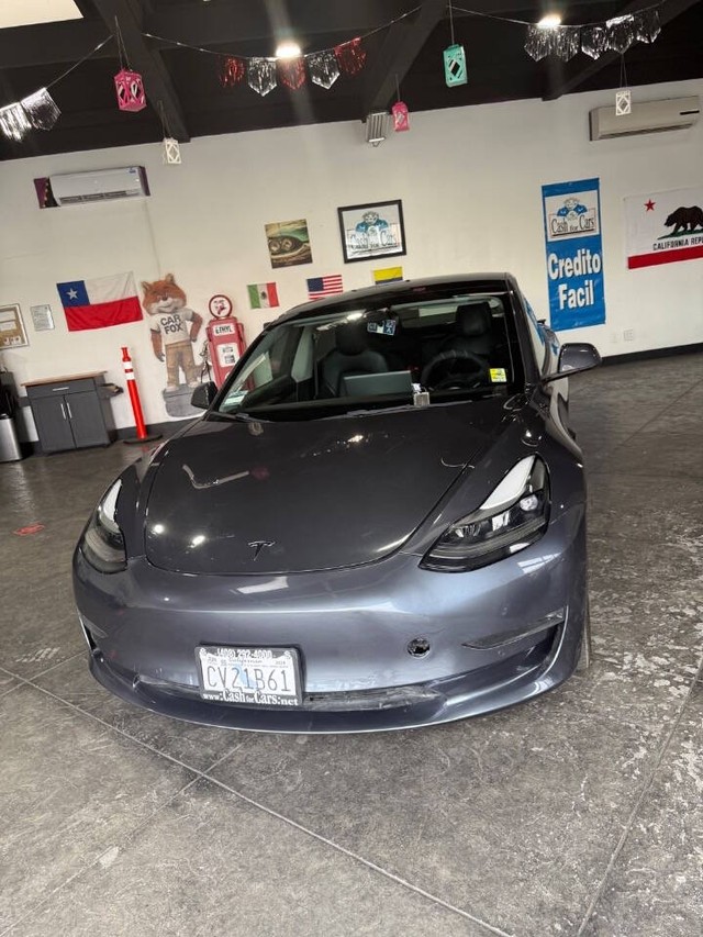 Tesla Model 3 Vehicle Full-screen Gallery Image 03