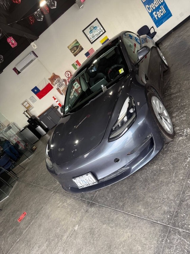 Tesla Model 3 Vehicle Full-screen Gallery Image 04