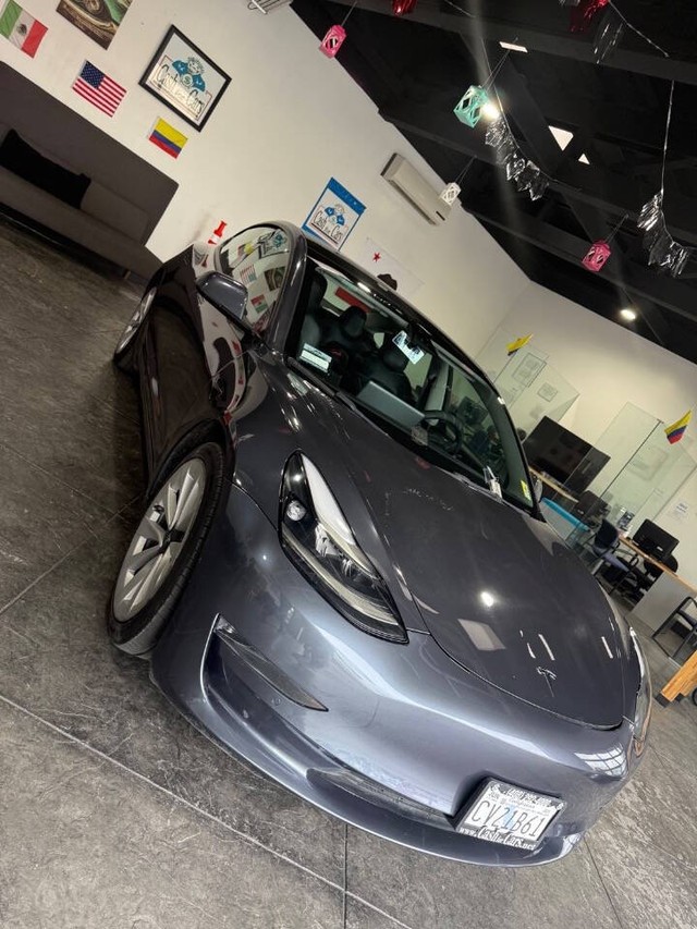 Tesla Model 3 Vehicle Full-screen Gallery Image 08