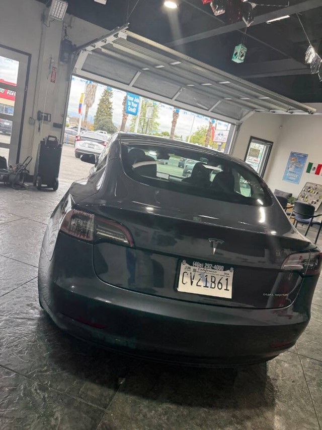 Tesla Model 3 Vehicle Full-screen Gallery Image 16