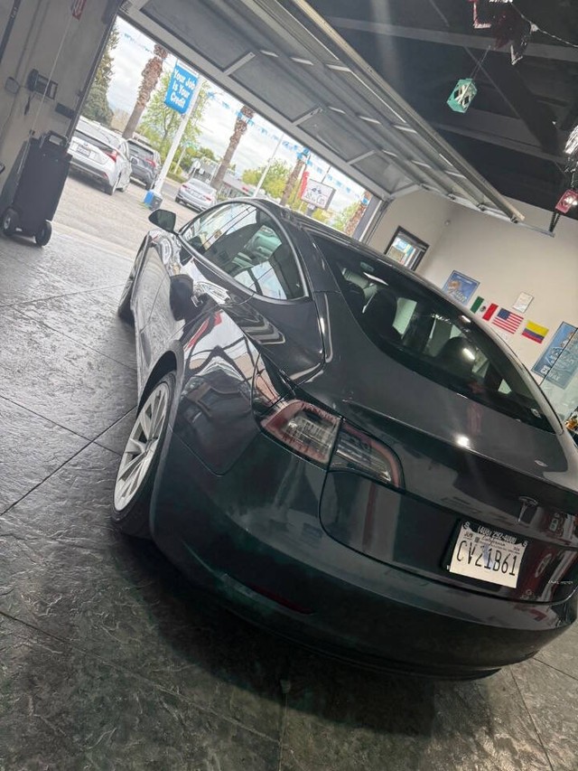 Tesla Model 3 Vehicle Full-screen Gallery Image 17