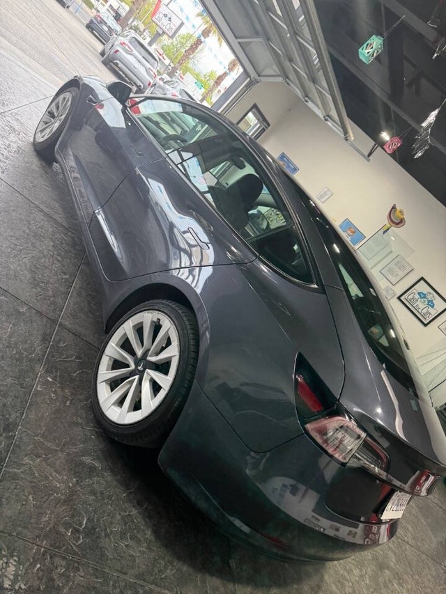 Tesla Model 3 Vehicle Full-screen Gallery Image 19