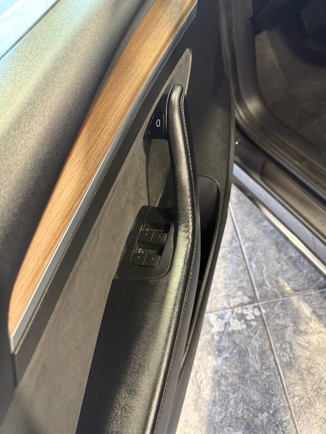 Tesla Model 3 Vehicle Full-screen Gallery Image 22