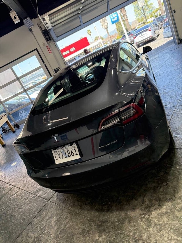 Tesla Model 3 Vehicle Full-screen Gallery Image 31