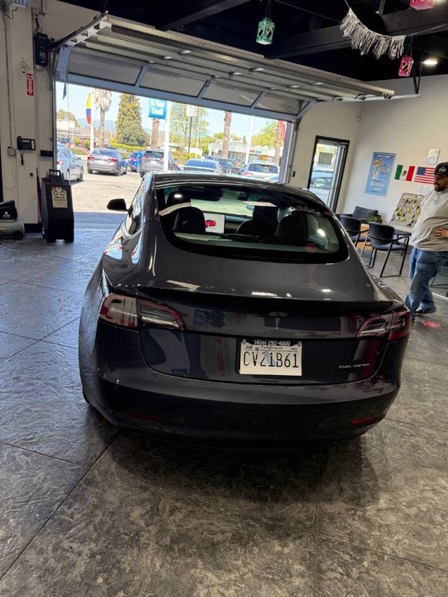 Tesla Model 3 Vehicle Full-screen Gallery Image 36