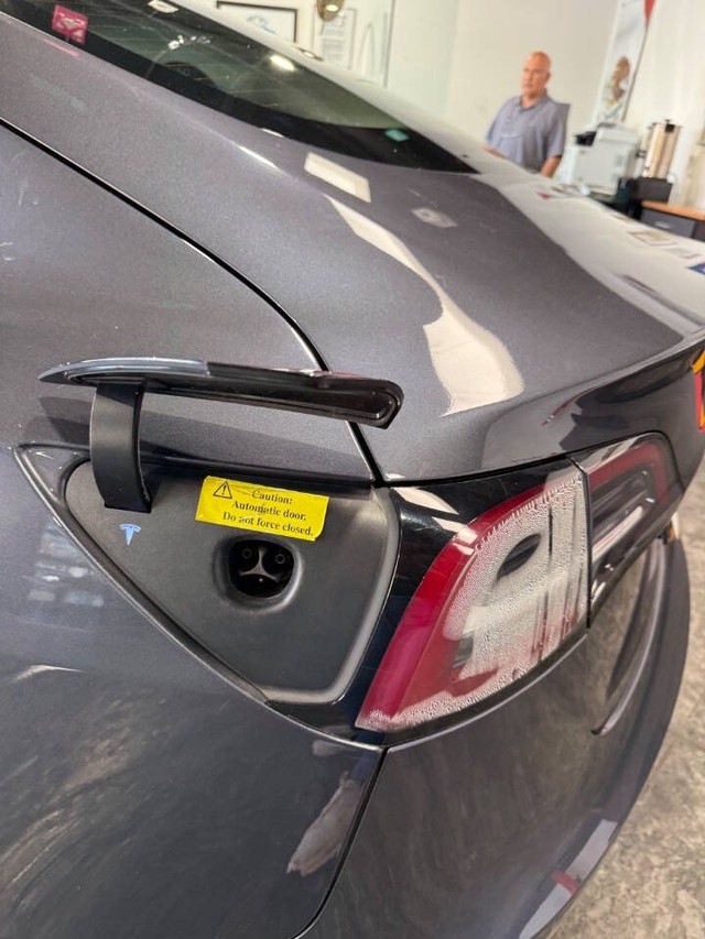 Tesla Model 3 Vehicle Full-screen Gallery Image 45