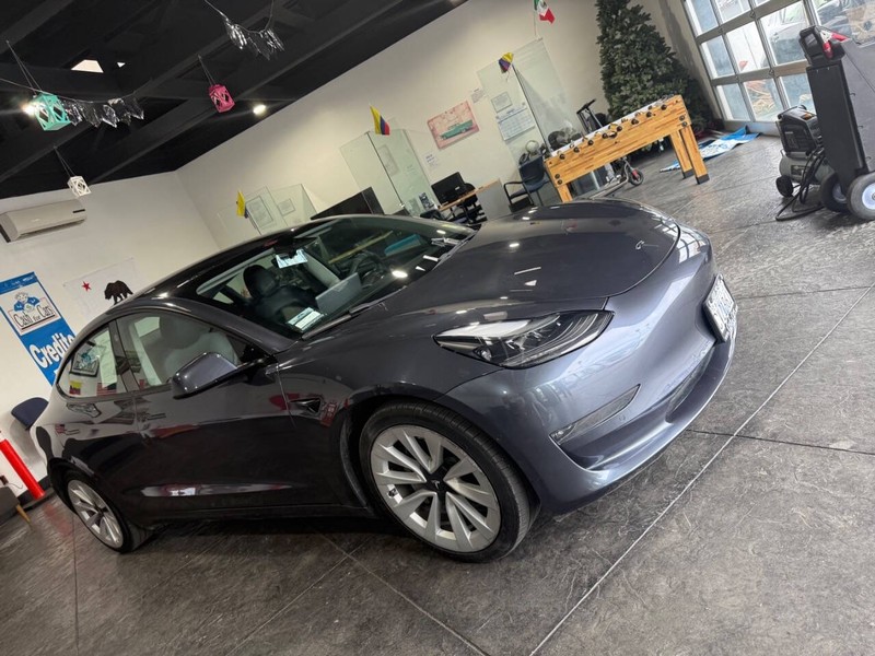 Tesla Model 3 Vehicle Full-screen Gallery Image 09