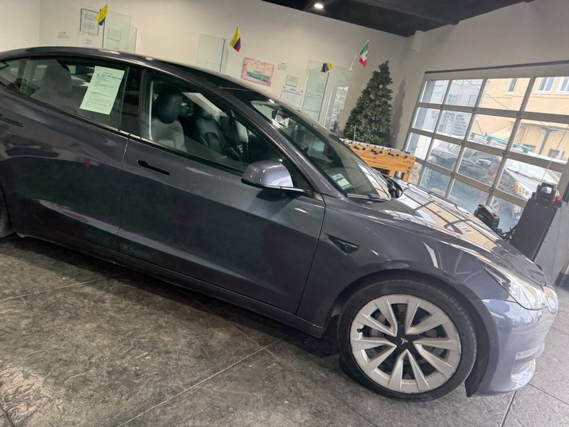 Tesla Model 3 Vehicle Full-screen Gallery Image 10