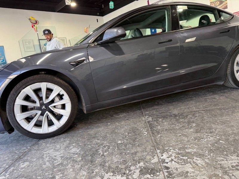 Tesla Model 3 Vehicle Full-screen Gallery Image 34