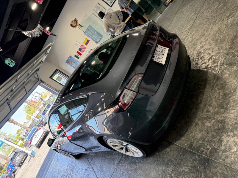Tesla Model 3 Vehicle Full-screen Gallery Image 37