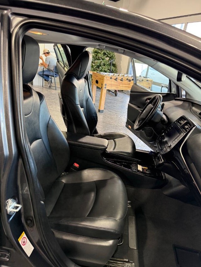 Toyota Prius Vehicle Full-screen Gallery Image 49
