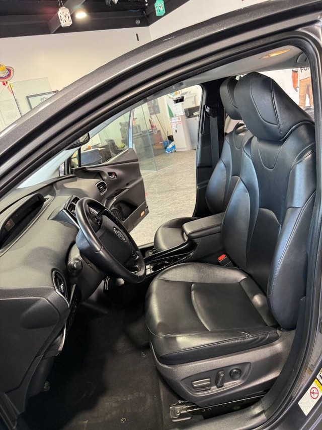 Toyota Prius Vehicle Full-screen Gallery Image 50