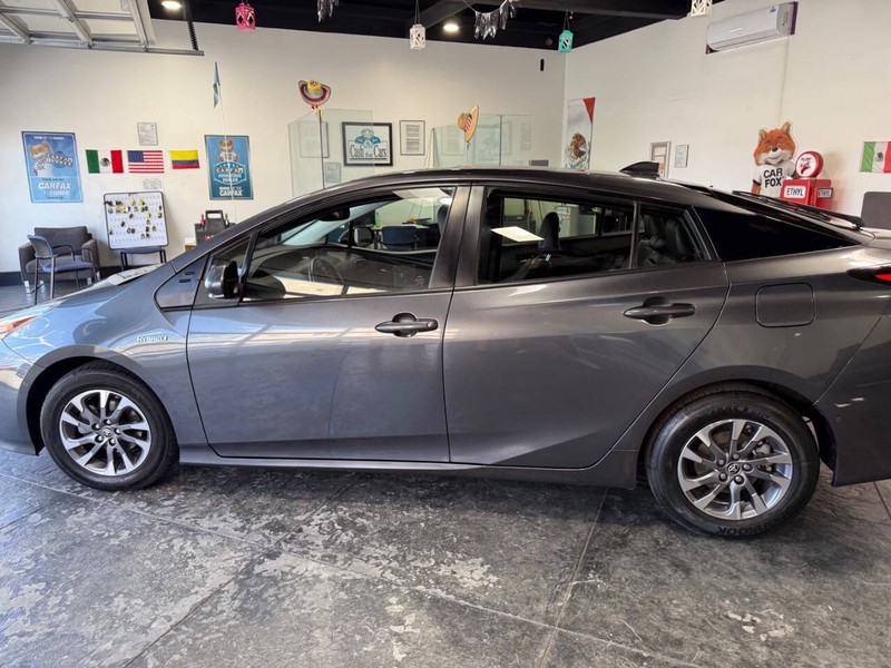 Toyota Prius Vehicle Full-screen Gallery Image 11