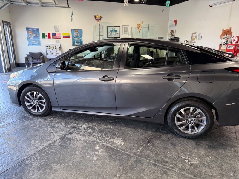 Toyota Prius Vehicle Full-screen Gallery Image 12