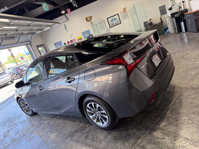 Toyota Prius Vehicle Full-screen Gallery Image 17