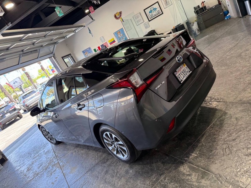 Toyota Prius Vehicle Full-screen Gallery Image 18