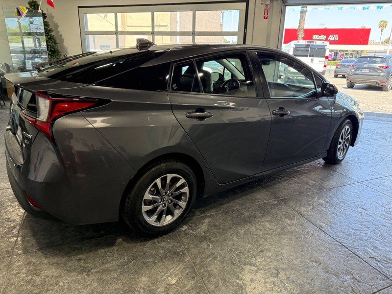 Toyota Prius Vehicle Full-screen Gallery Image 25