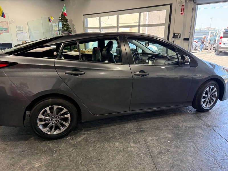 Toyota Prius Vehicle Full-screen Gallery Image 27