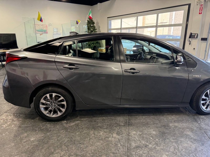 Toyota Prius Vehicle Full-screen Gallery Image 29