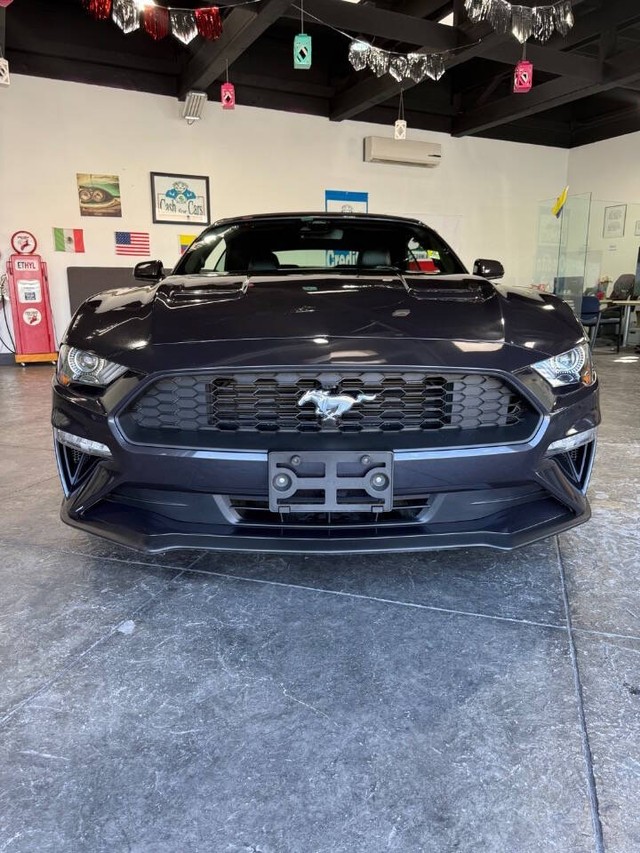 Ford Mustang Vehicle Full-screen Gallery Image 03