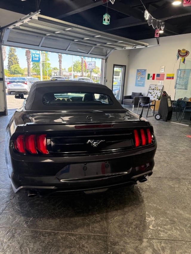Ford Mustang Vehicle Full-screen Gallery Image 16