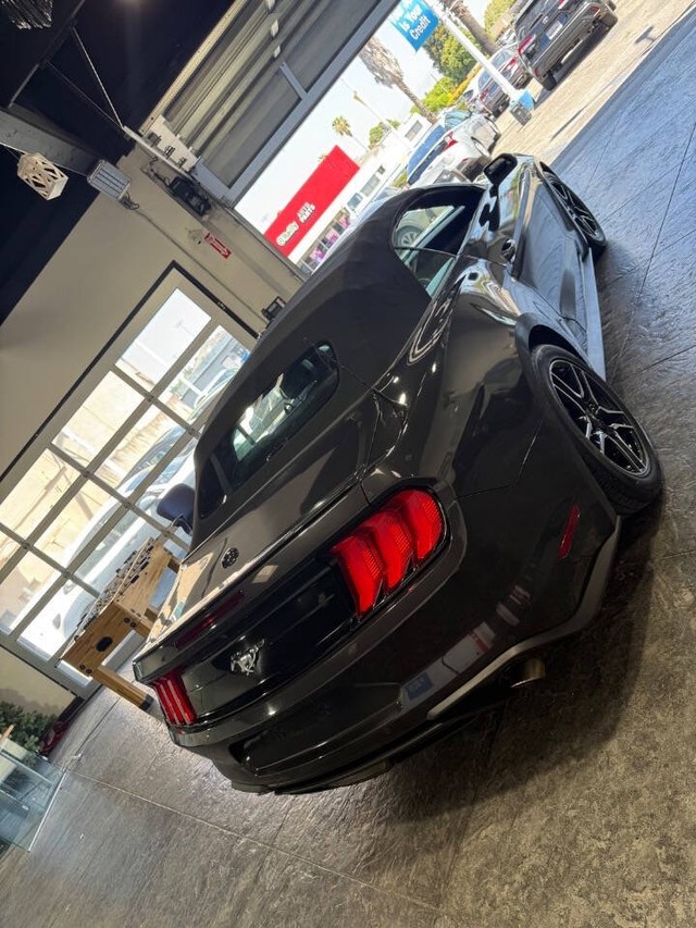 Ford Mustang Vehicle Full-screen Gallery Image 18