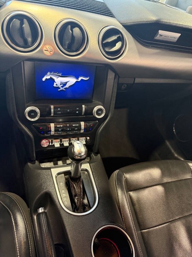 Ford Mustang Vehicle Full-screen Gallery Image 27