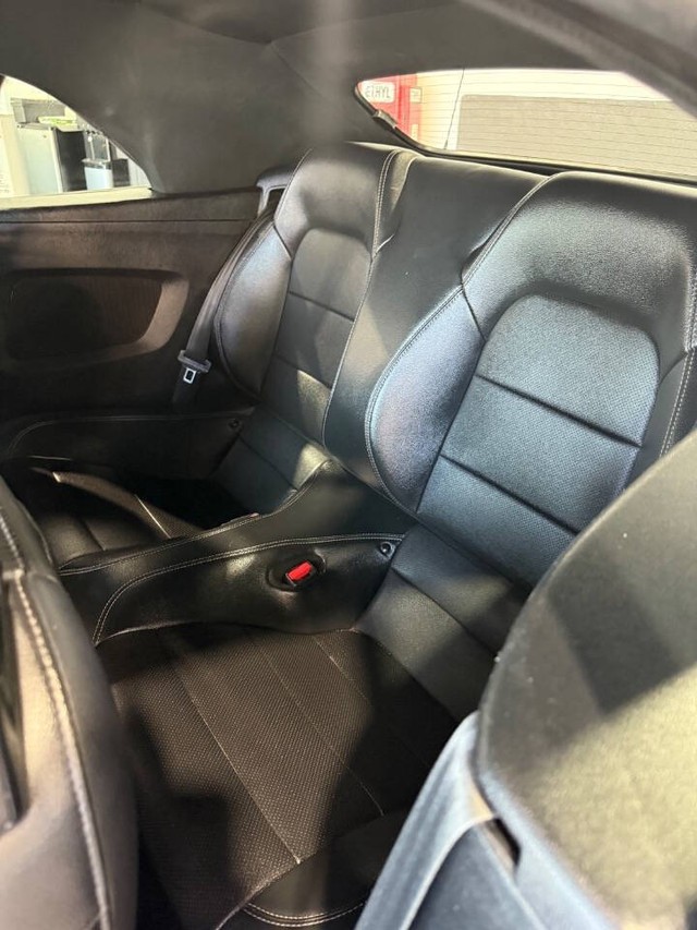 Ford Mustang Vehicle Full-screen Gallery Image 28
