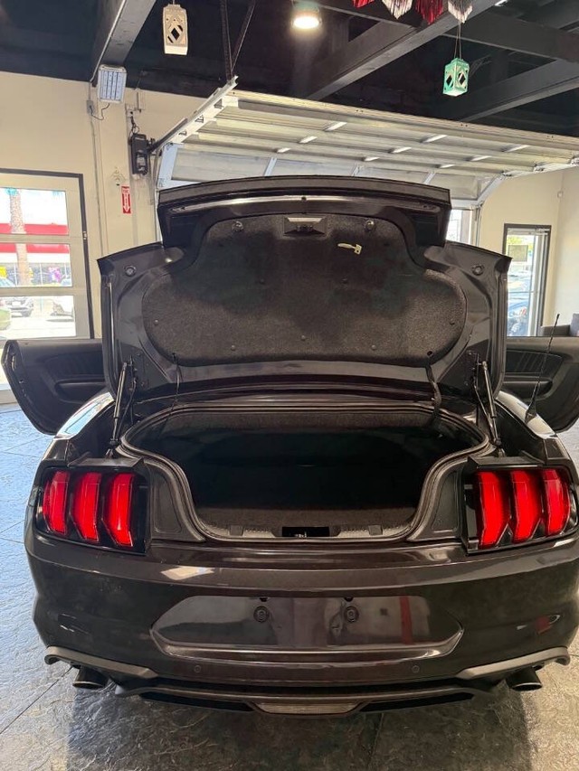 Ford Mustang Vehicle Full-screen Gallery Image 31