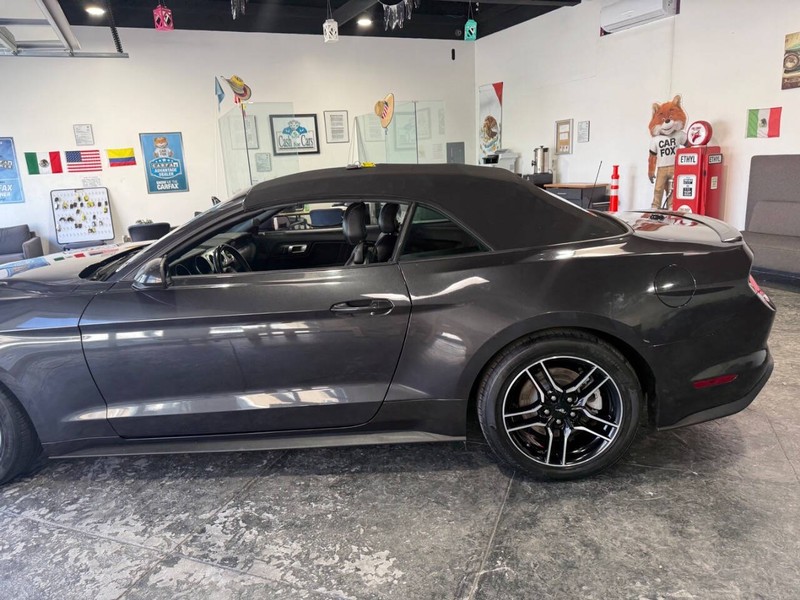Ford Mustang Vehicle Full-screen Gallery Image 09