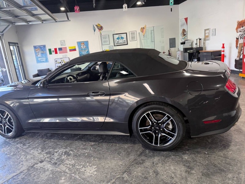 Ford Mustang Vehicle Full-screen Gallery Image 11