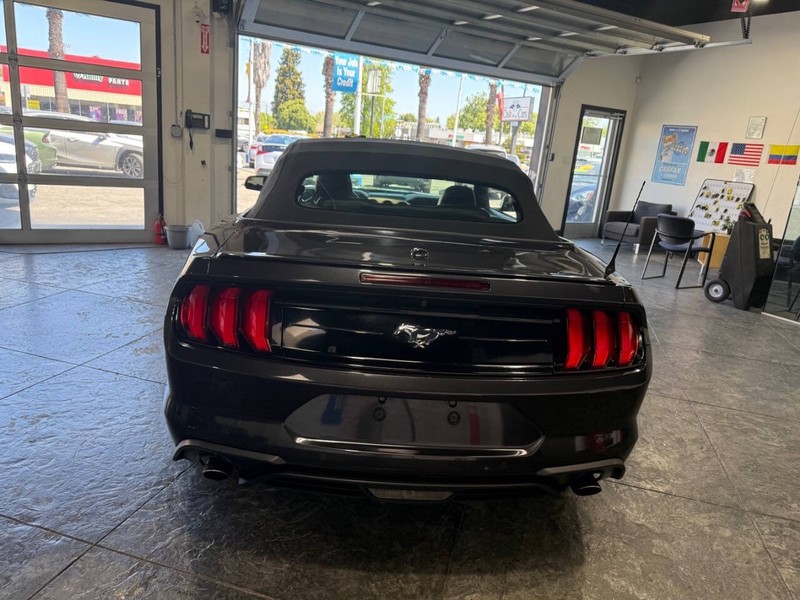 Ford Mustang Vehicle Full-screen Gallery Image 17