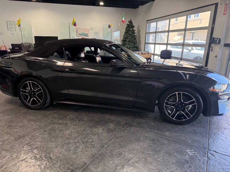Ford Mustang Vehicle Full-screen Gallery Image 22
