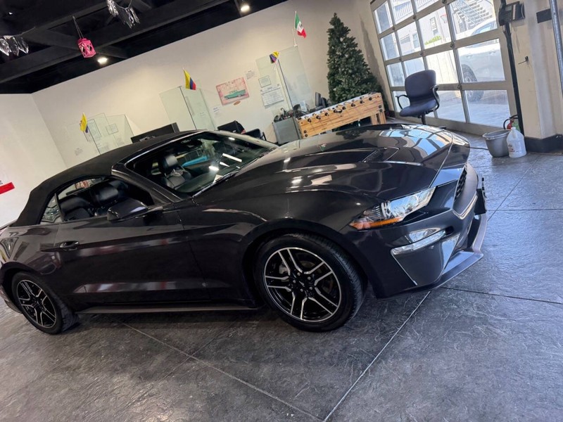 Ford Mustang Vehicle Full-screen Gallery Image 23
