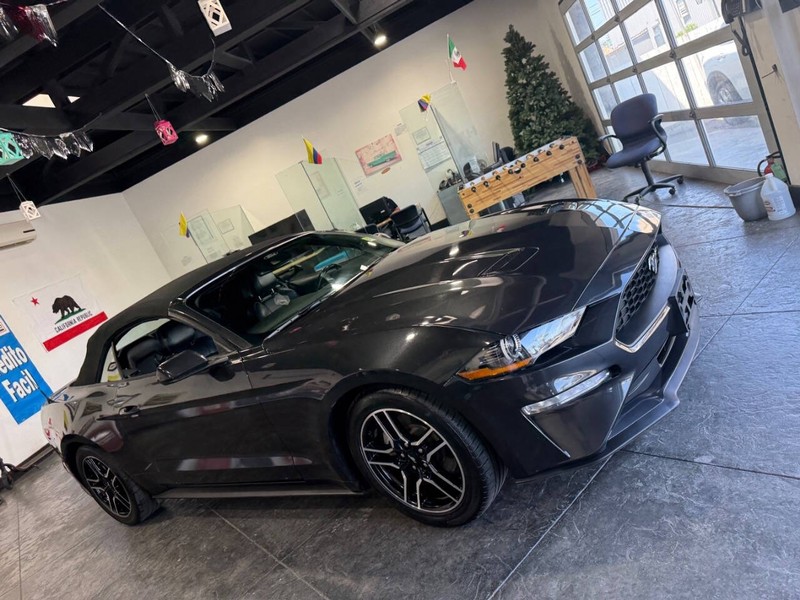 Ford Mustang Vehicle Full-screen Gallery Image 24