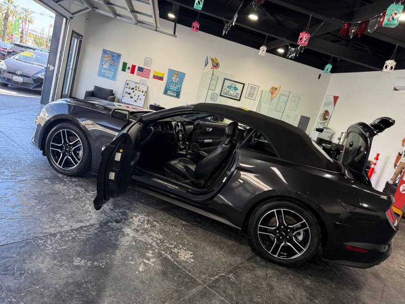 Ford Mustang Vehicle Full-screen Gallery Image 34