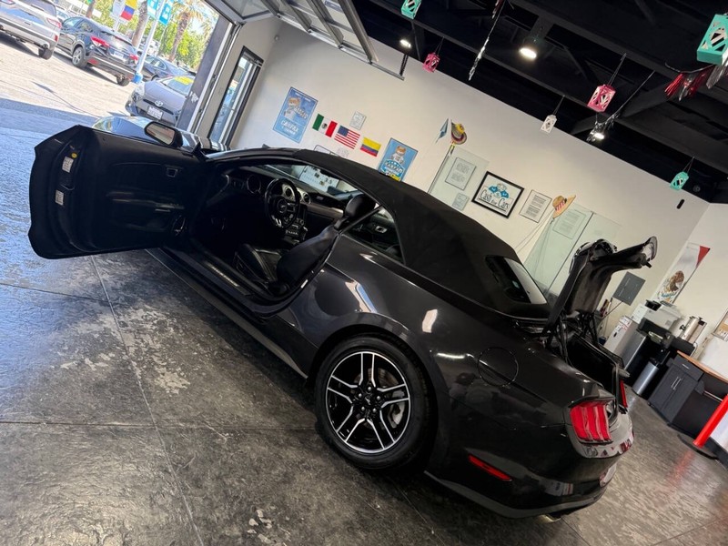 Ford Mustang Vehicle Full-screen Gallery Image 35