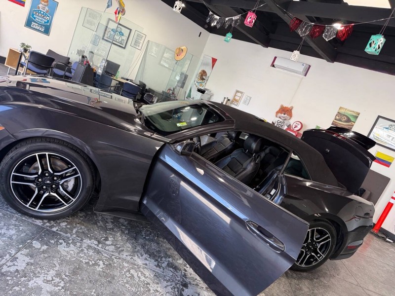 Ford Mustang Vehicle Full-screen Gallery Image 36