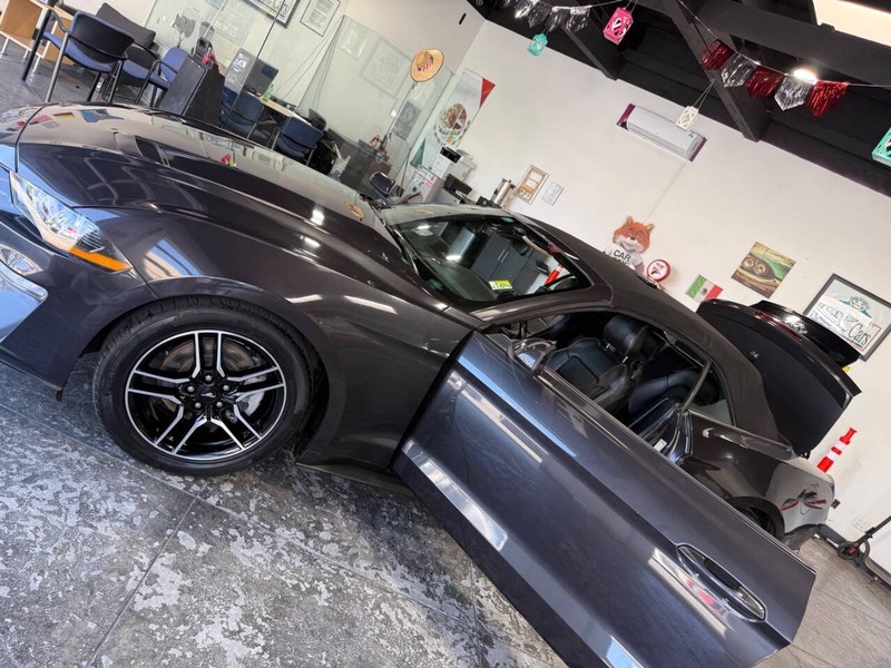Ford Mustang Vehicle Full-screen Gallery Image 37