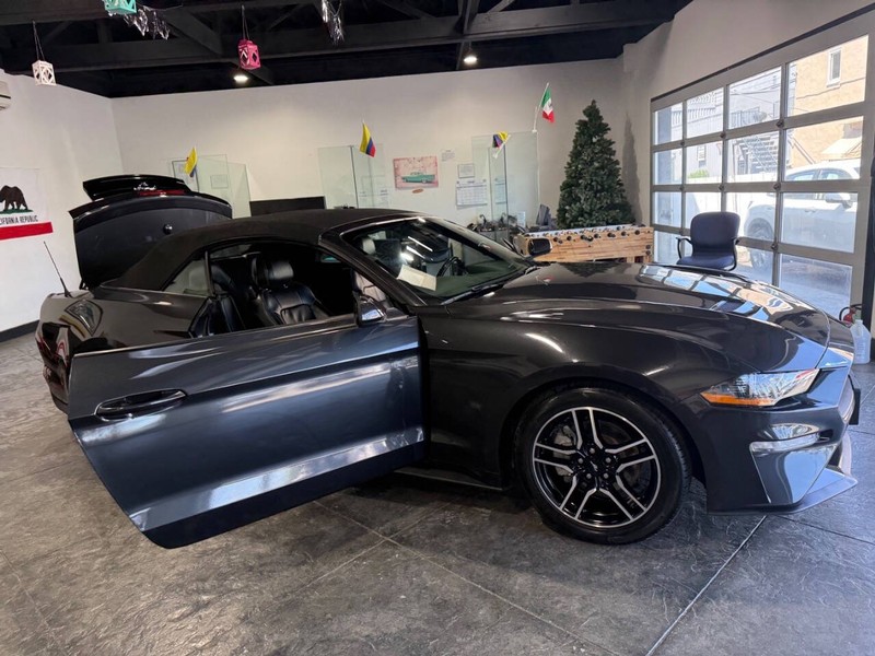 Ford Mustang Vehicle Full-screen Gallery Image 47