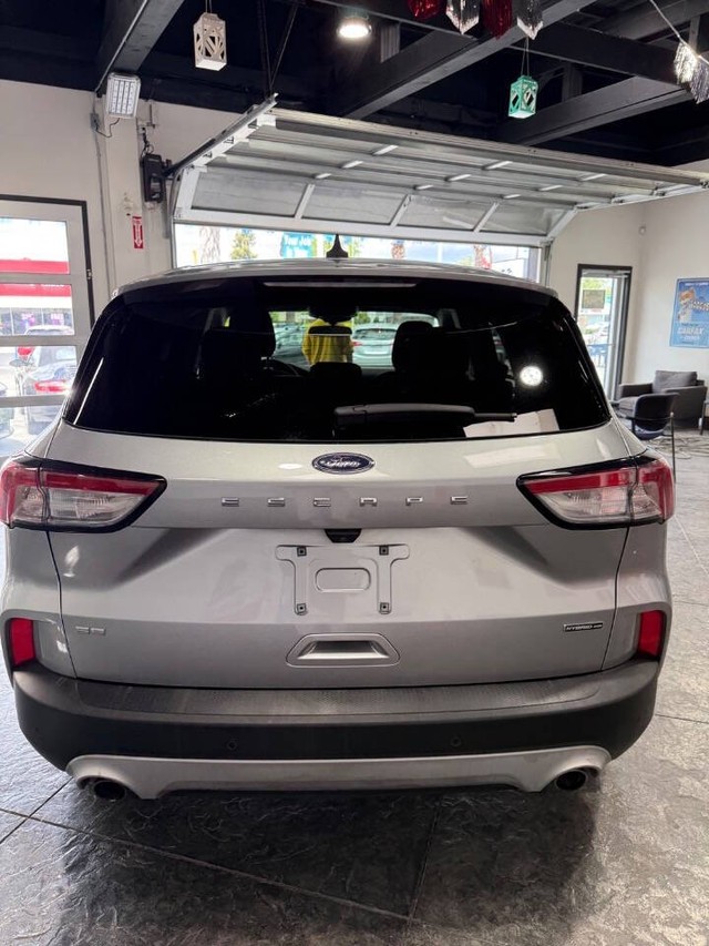 Ford Escape Vehicle Full-screen Gallery Image 22