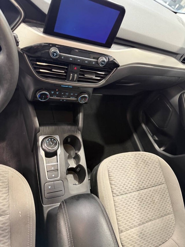 Ford Escape Vehicle Full-screen Gallery Image 36