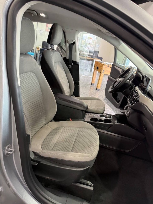 Ford Escape Vehicle Full-screen Gallery Image 38