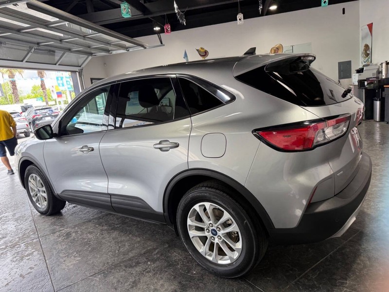 Ford Escape Vehicle Full-screen Gallery Image 10